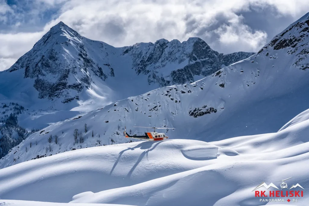 Helicopter dropping skiers in Revelstoke