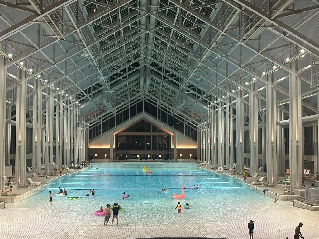 Indoor wave pool in Tomamu